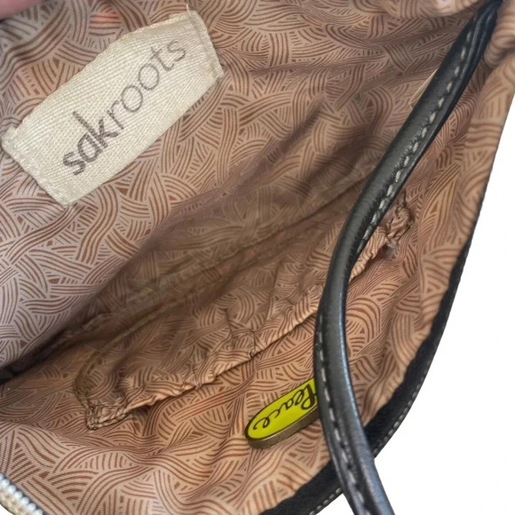 Sakroots wristlet with key fob attachment inside and zipper/handle close. - Picture 5 of 5